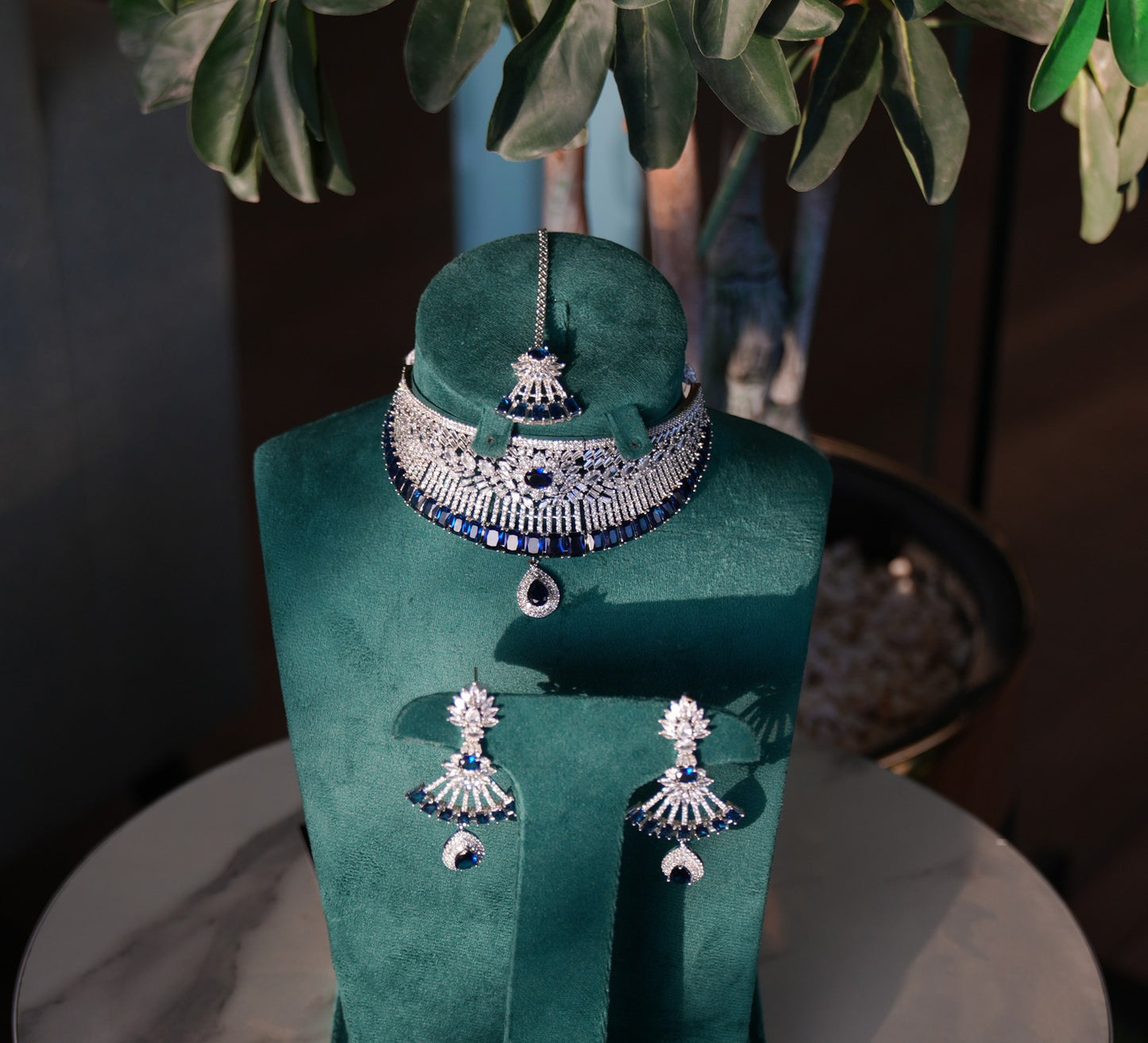 Rhodium-plated set with high-quality Swarovski Stones and Sapphire