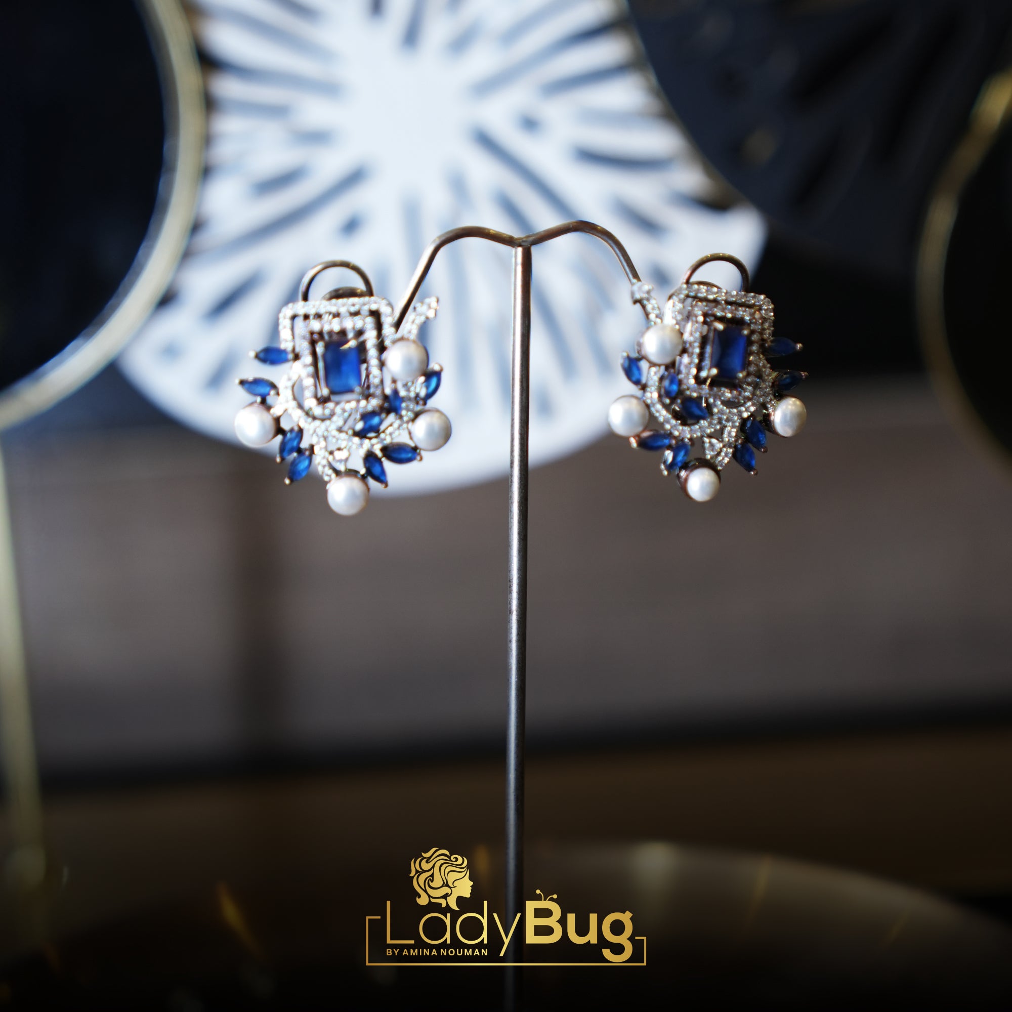 Rhodium-plated studs with sapphire stone and white pearls