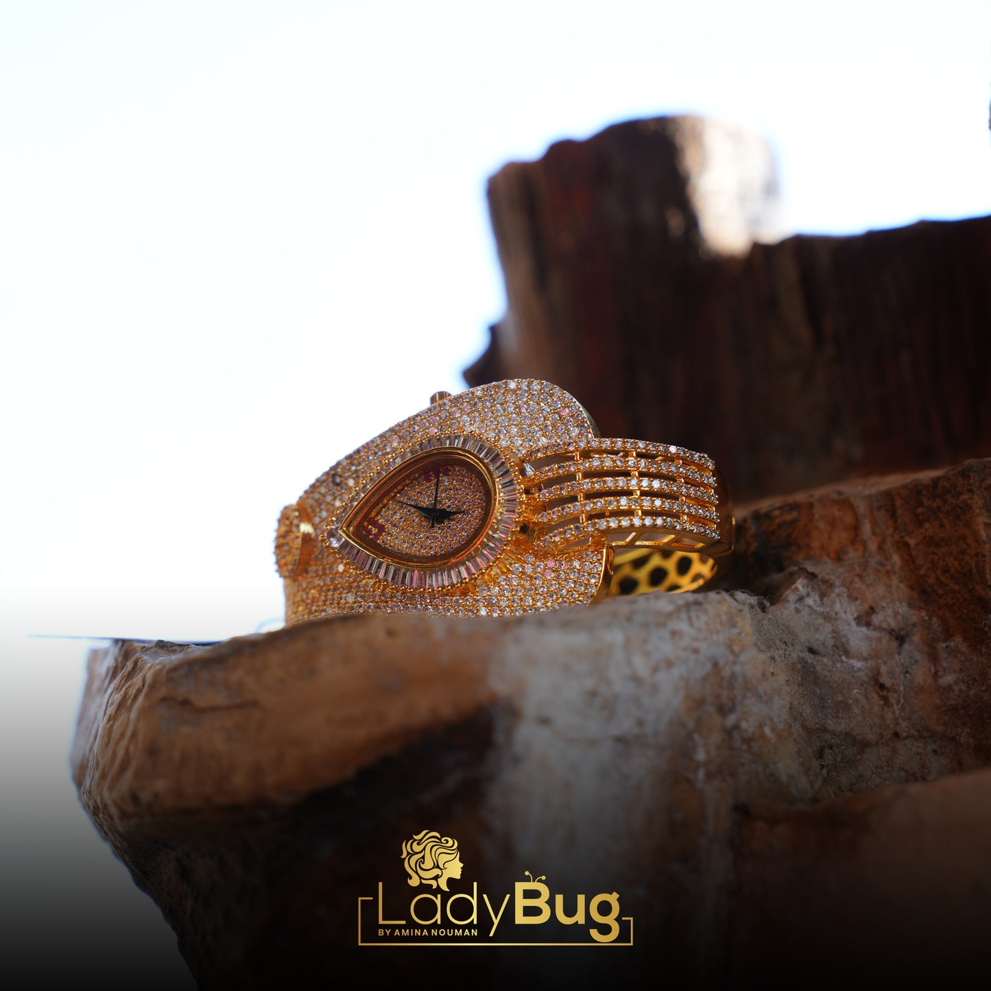 Adjustable, gold-plated watch encrusting Swarovski stone