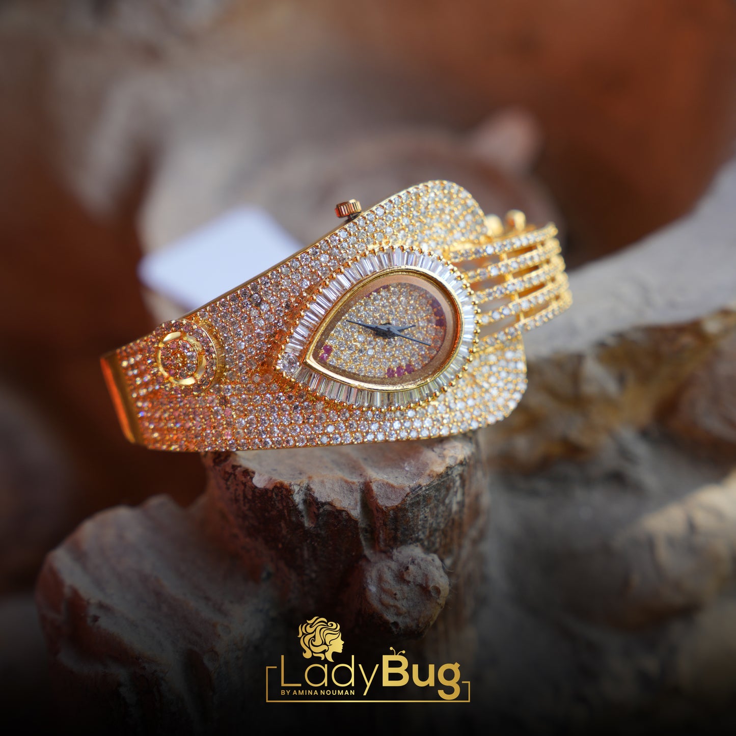 Adjustable, gold-plated watch encrusting Swarovski stone