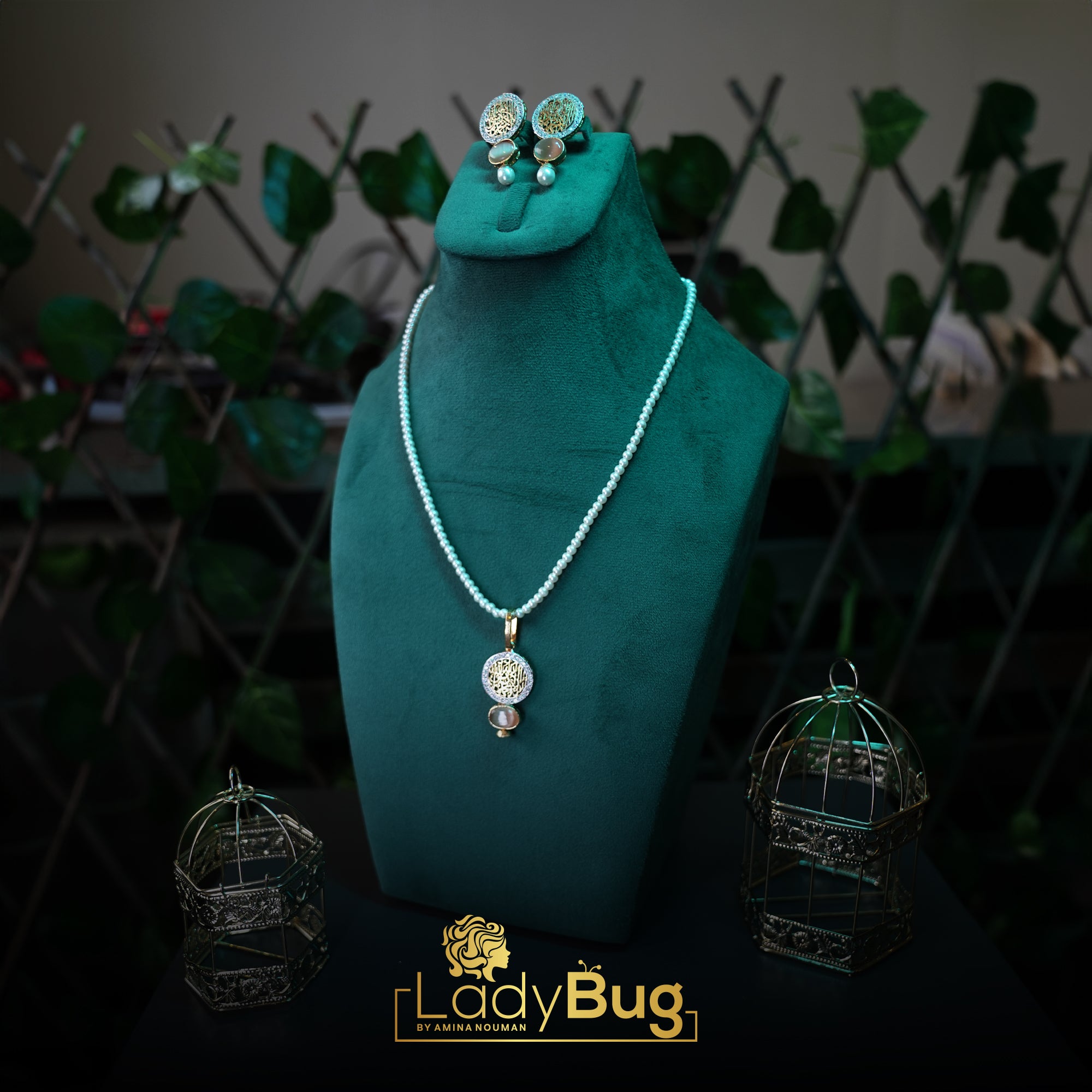 Caligraphy pendant set with champion color