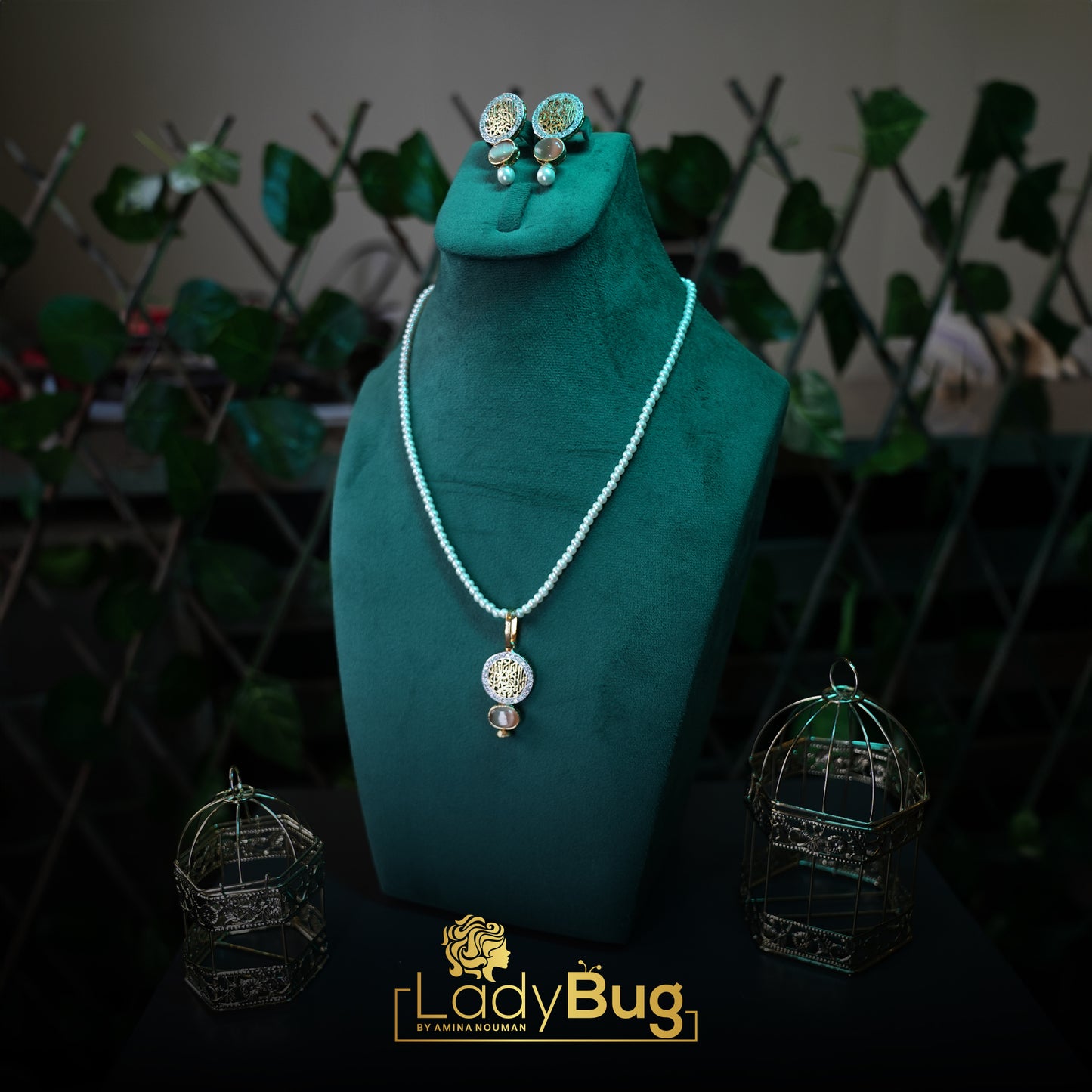 Caligraphy pendant set with champion color