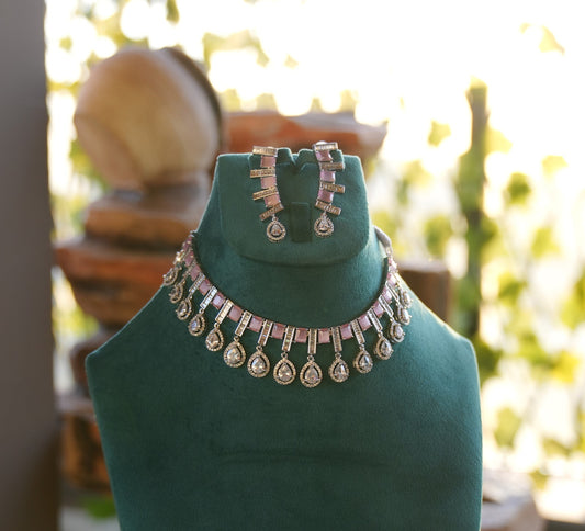 Rhodium-plated set with powder-pink stones
