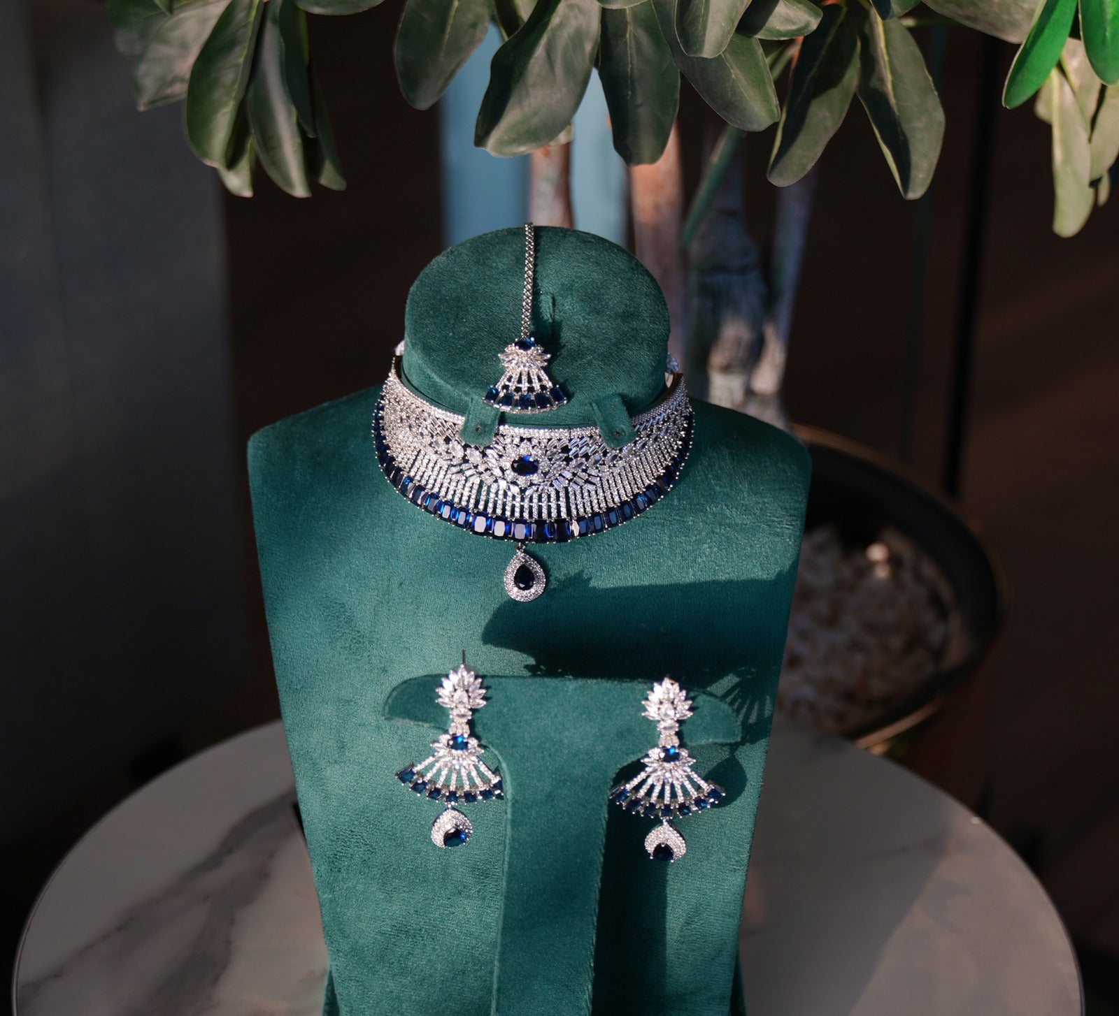 Rhodium-plated set with high-quality Swarovski Stones and Sapphire